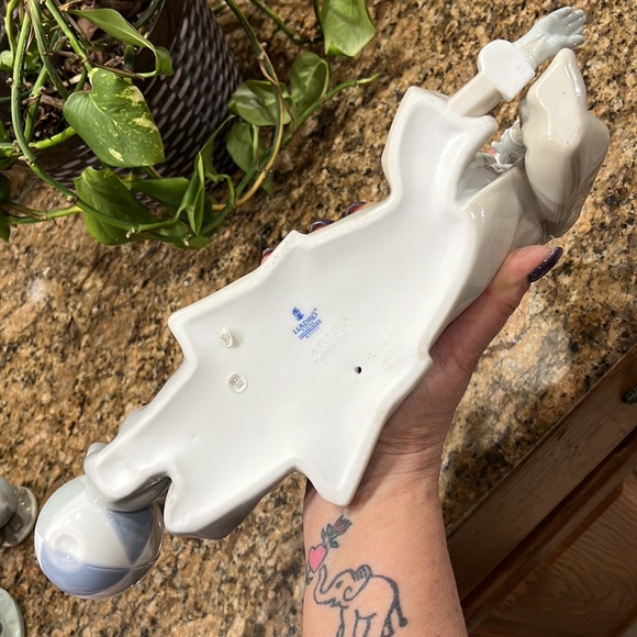 Llardo collectible large clown Well usually posing with a ball - Picture 9 of 10